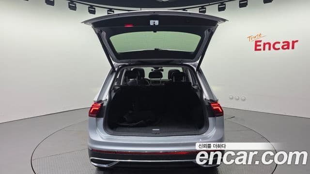 Volkswagen Tiguan 2022 — Şəkil 18/20