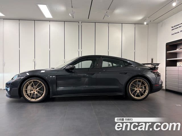 Porsche Taycan 2025 — ფოტო 2/19