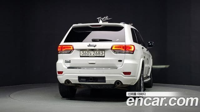 Jeep Grand Cherokee 2019 — Şəkil 28/34