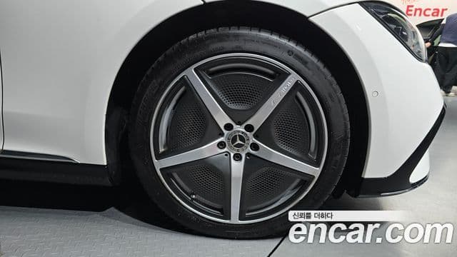 Mercedes-Benz EQE 2023 — ფოტო 17/20