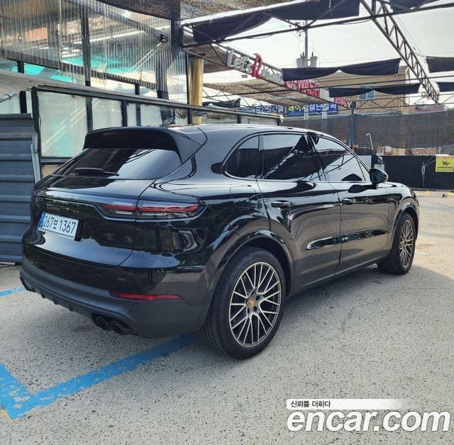 Porsche Cayenne 2023 — Photo 1/13