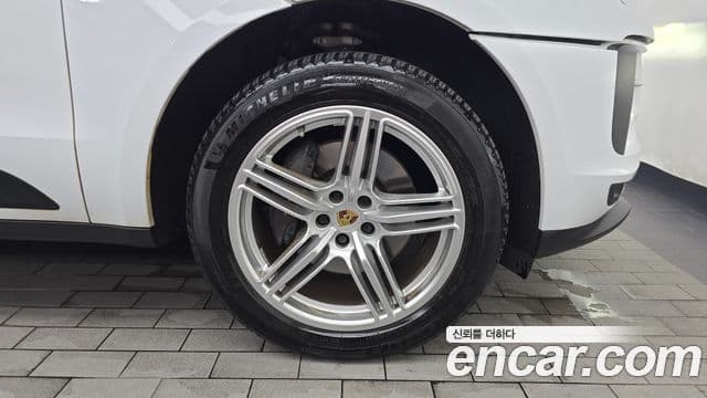 Porsche Macan 2019 — ფოტო 29/33