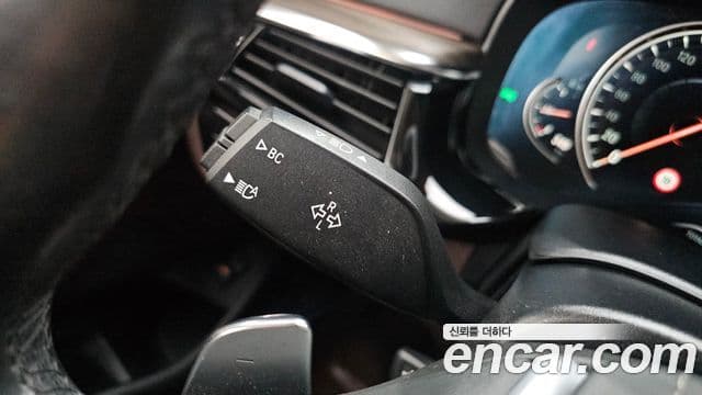 BMW 5 Series 2018 — Photo 18/32