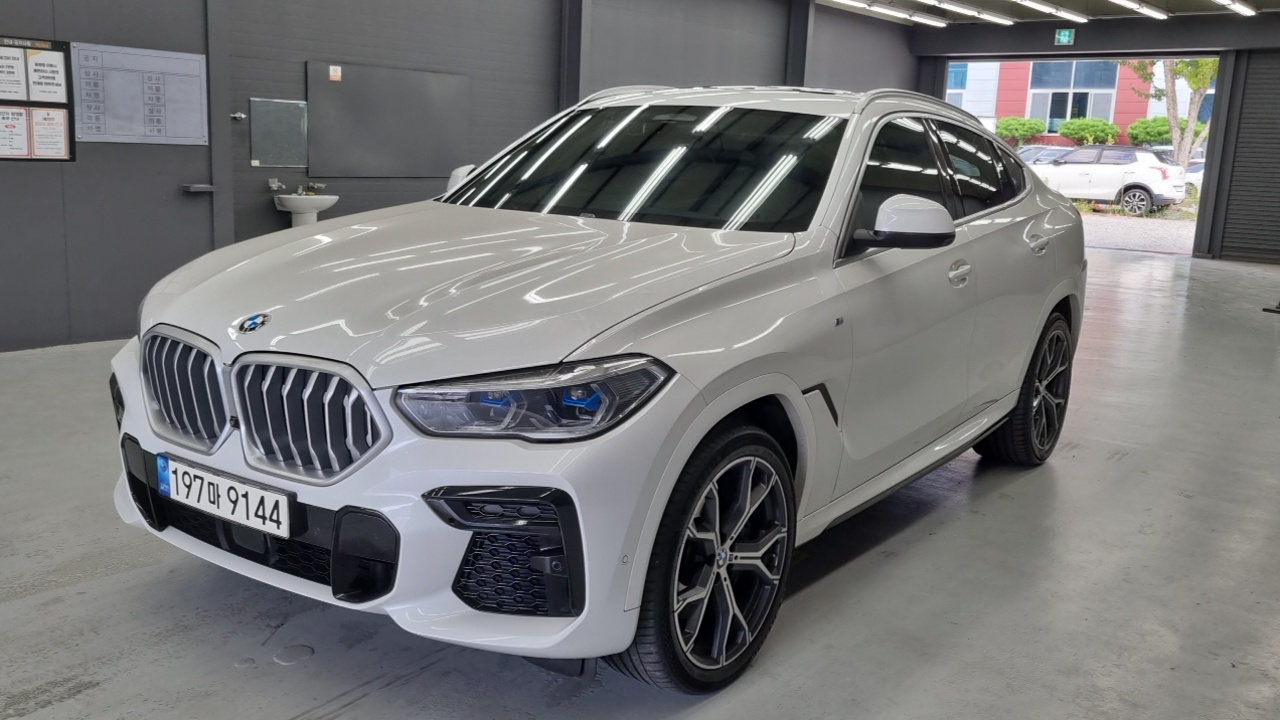 BMW X6 2022 — Photo 2/18