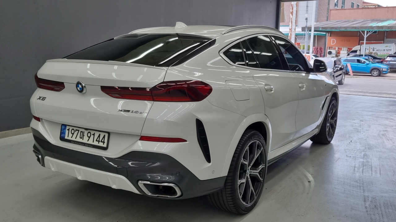 BMW X6 2022 — Photo 10/18