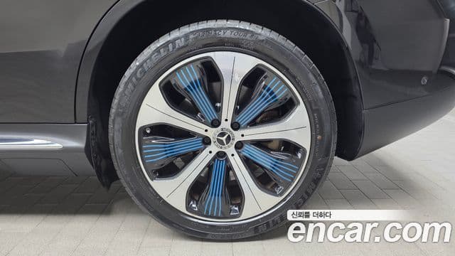 Mercedes-Benz EQC 2020 — ფოტო 19/31