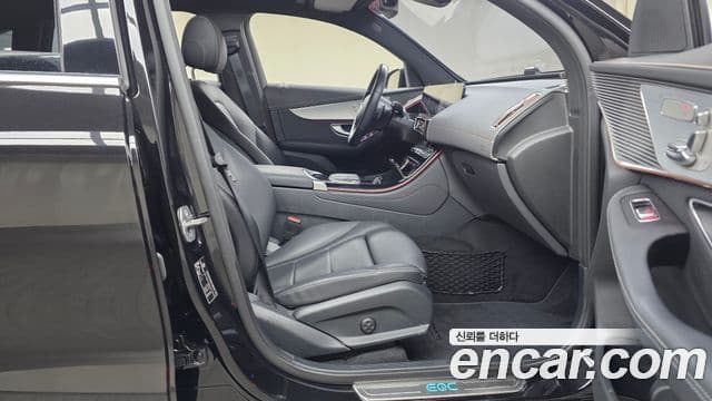 Mercedes-Benz EQC 2020 — ფოტო 29/31