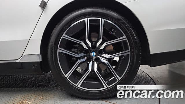 BMW 7 Series 2024 — Photo 32/38