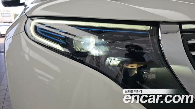 Mercedes-Benz EQC 2020 — ფოტო 25/34