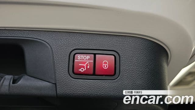Mercedes-Benz EQC 2020 — ფოტო 30/34