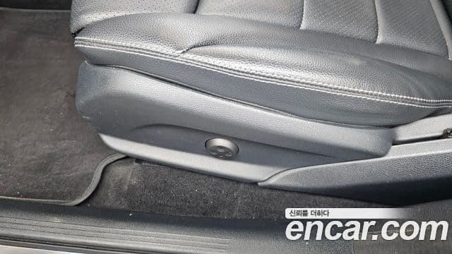 Mercedes-Benz EQC 2020 — ფოტო 15/34