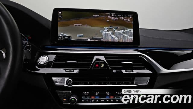 BMW 5 Series 2023 — ფოტო 29/36