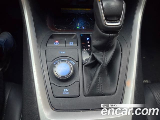 Toyota RAV4 2021 — Photo 8/18