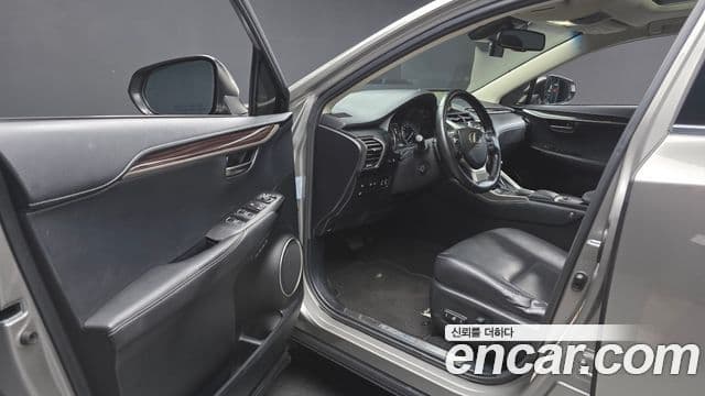 Lexus NX300h 2019 — Şəkil 12/20