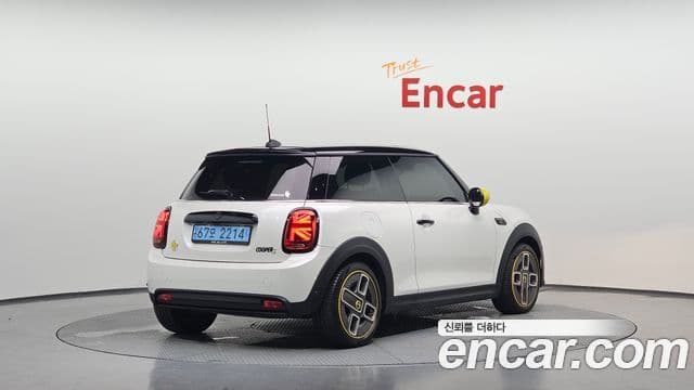 Mini Cooper Electric 2023 — ფოტო 28/31