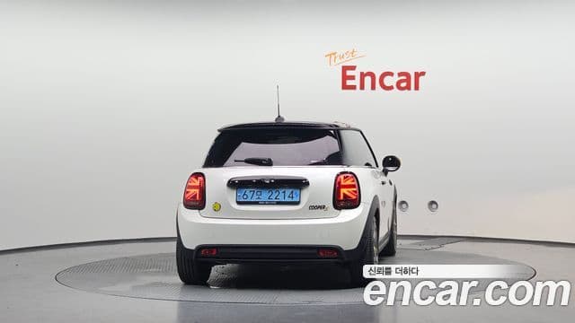 Mini Cooper Electric 2023 — ფოტო 8/31