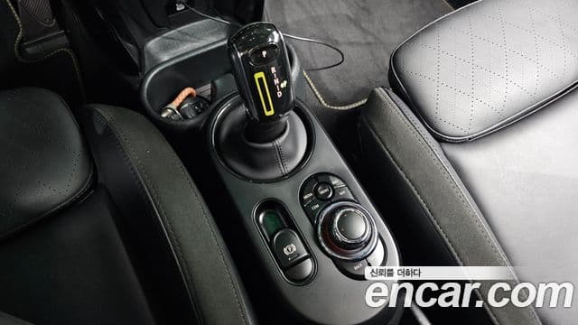 Mini Cooper Electric 2023 — ფოტო 13/31