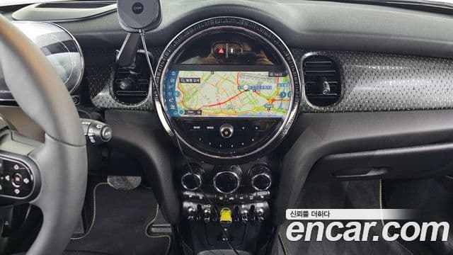 Mini Cooper Electric 2023 — ფოტო 17/31