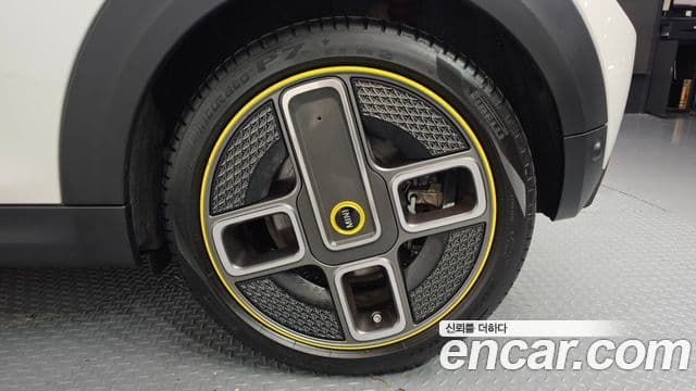 Mini Cooper Electric 2023 — ფოტო 7/31