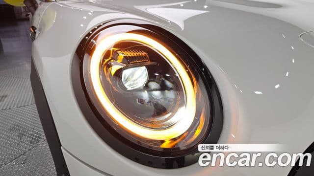 Mini Cooper Electric 2023 — ფოტო 20/31