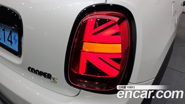 Mini Cooper Electric 2023 — ფოტო 16/31