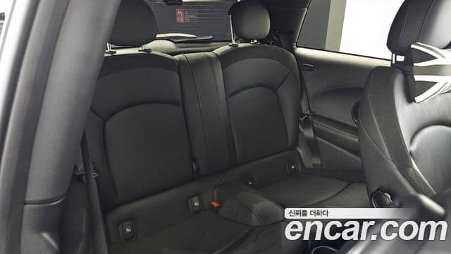 Mini Cooper Electric 2023 — ფოტო 26/31