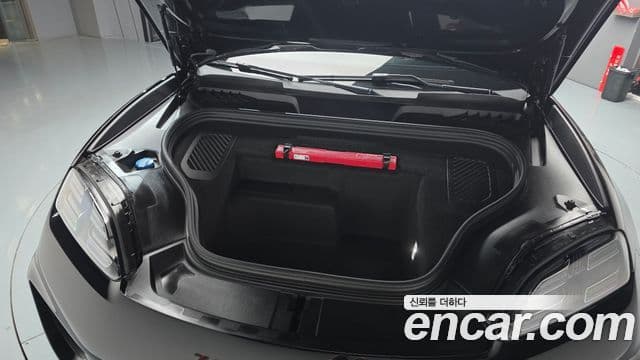 Porsche Macan EV 2025 — Photo 29/40