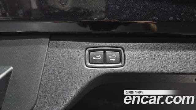 Porsche Macan EV 2025 — Photo 24/40