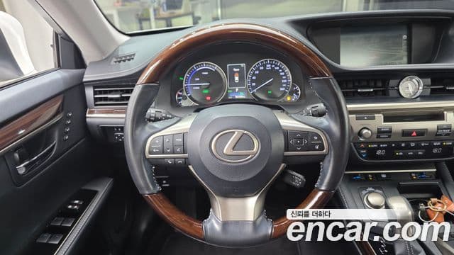 Lexus ES300h 2018 — Фото 13/20