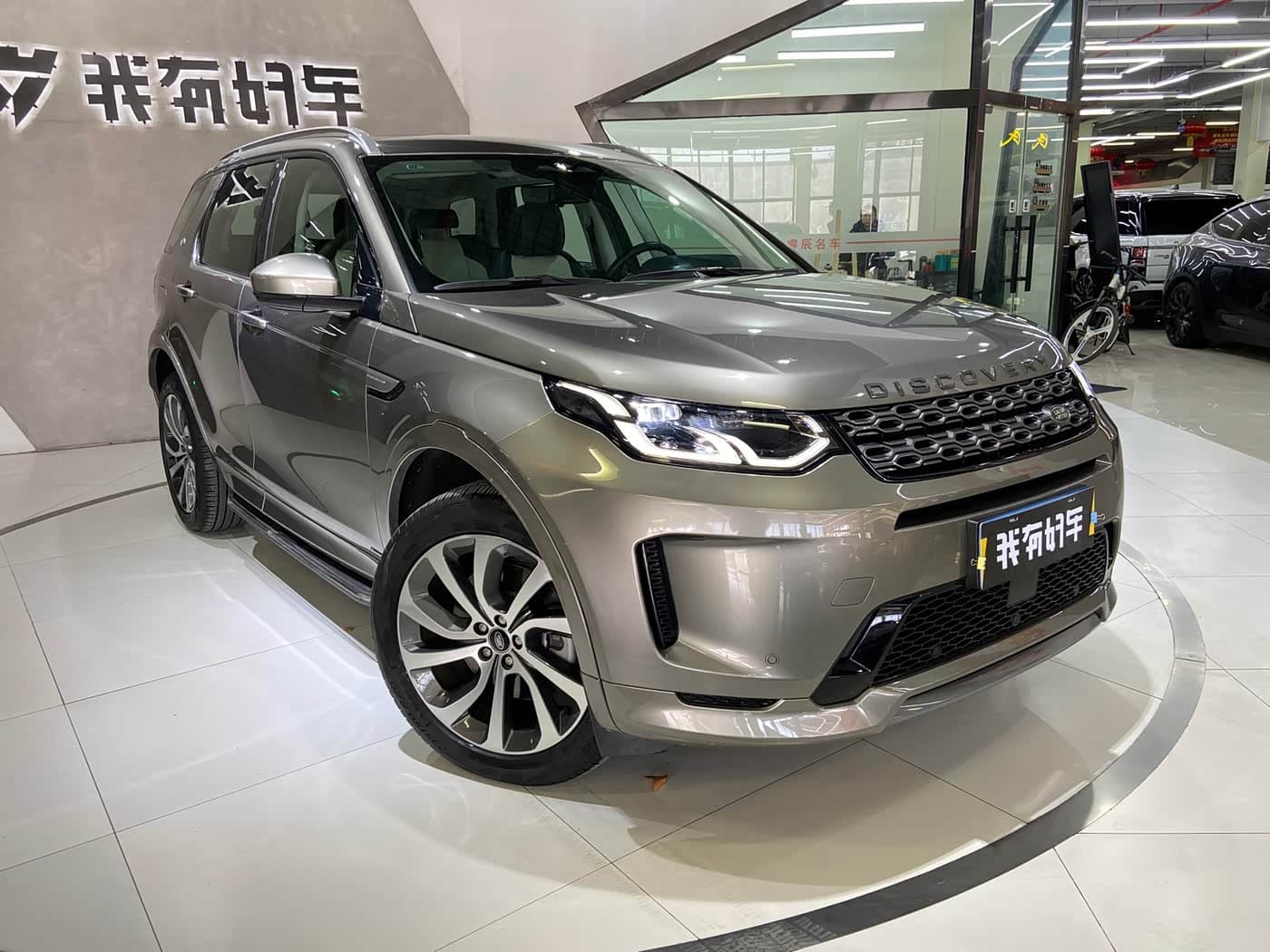 Land Rover Discovery Sport 2021 — Фото 1/15