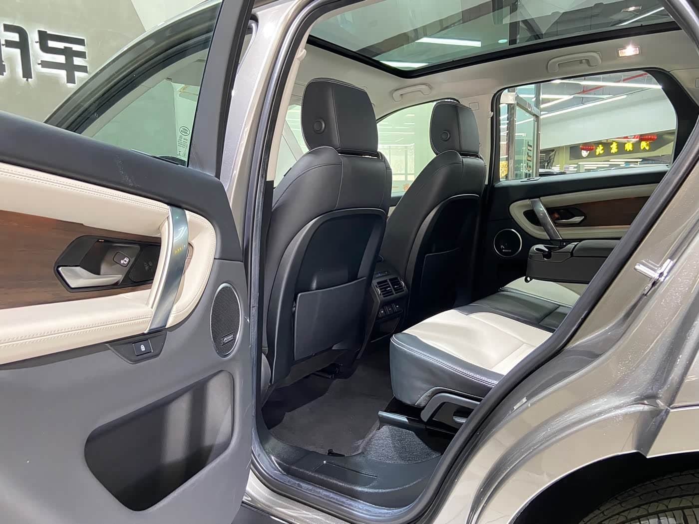 Land Rover Discovery Sport 2021 — Фото 8/15