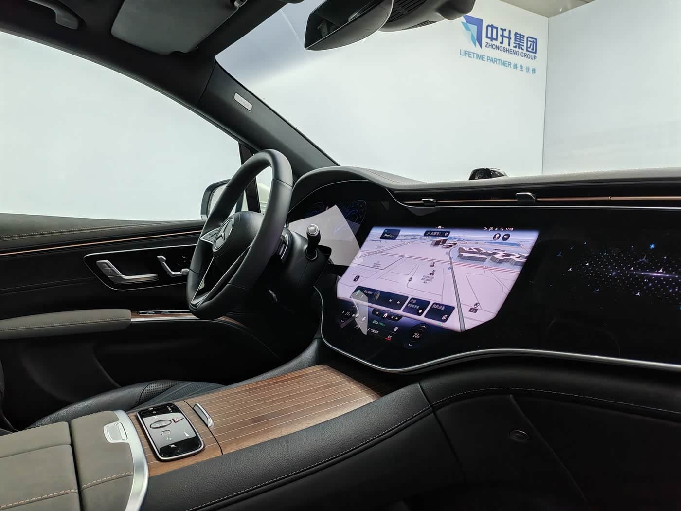Mercedes-Benz EQS SUV 2025 — Фото 15/20