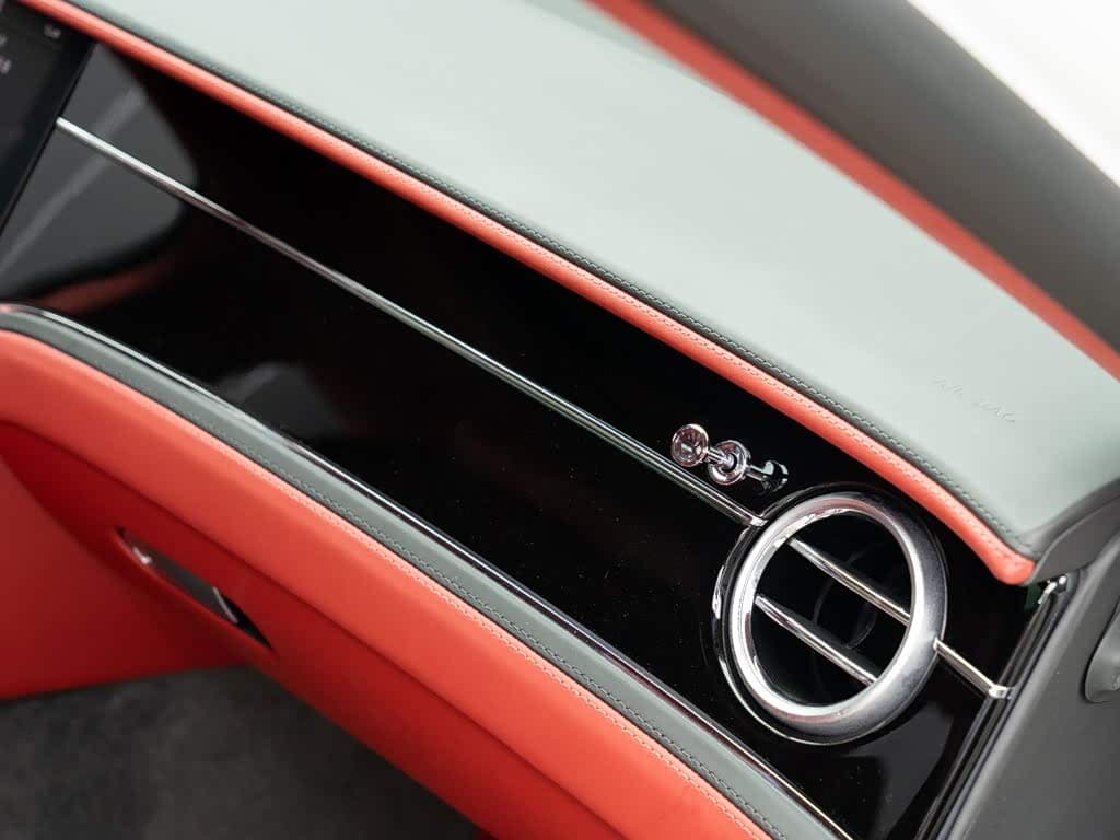 Bentley Flying Spur 2024 — Фото 18/20