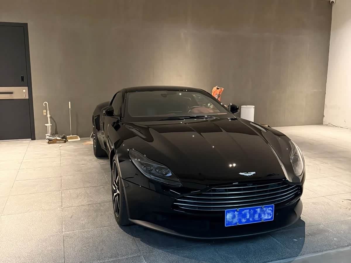 Aston Martin DB11 2023 — Фото 3/10