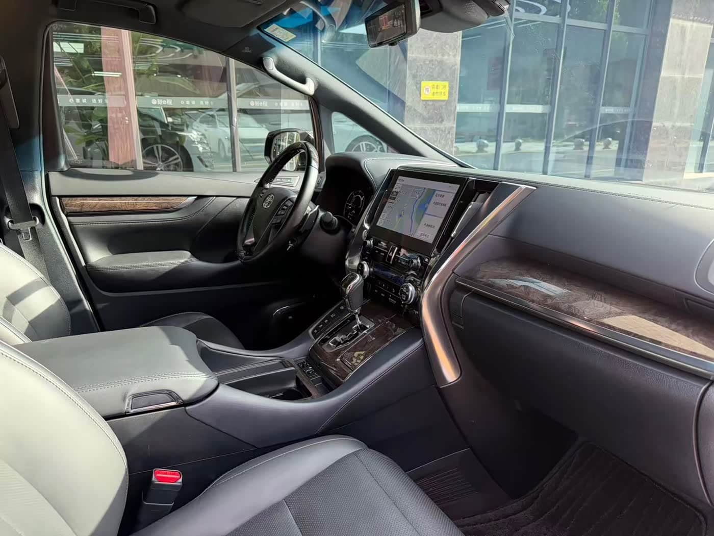 Toyota Vellfire 2022 — Фото 8/9