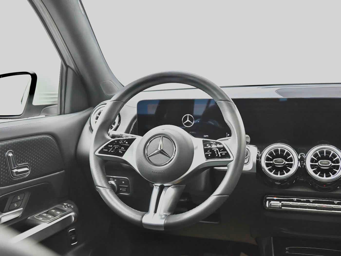 Mercedes-Benz GLB 2024 — Фото 15/20
