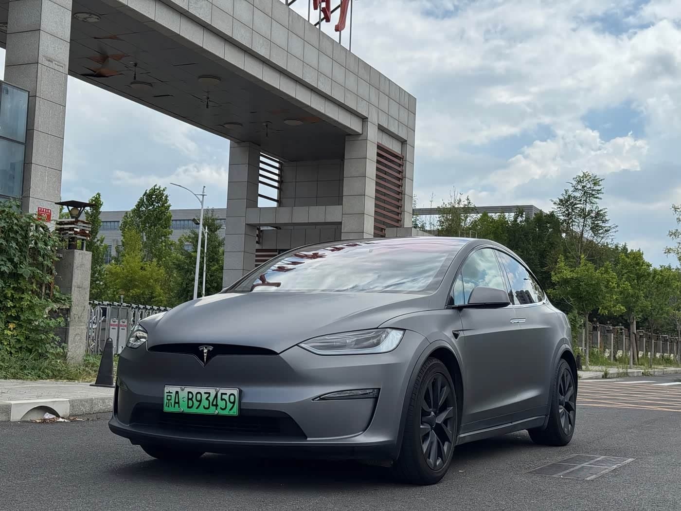 Tesla Model X 2023 — Фото 1/20