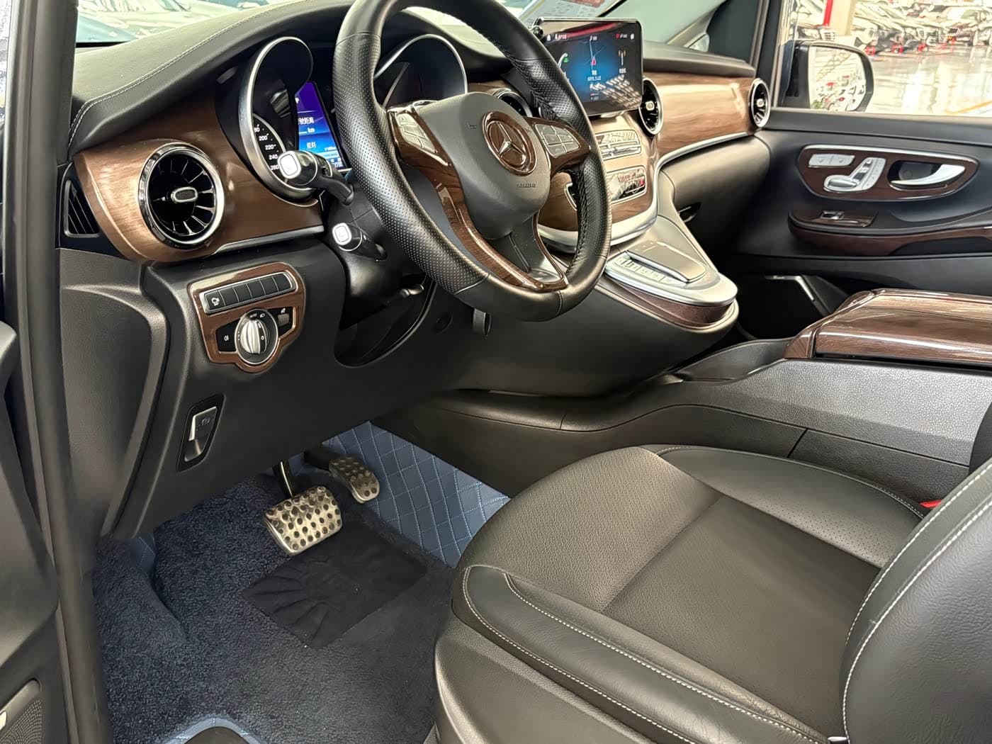 Mercedes-Benz V-Class 2022 — Фото 4/14