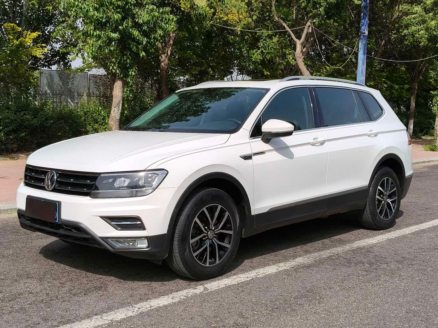 Volkswagen Tiguan L 2017 — Фото 1/9