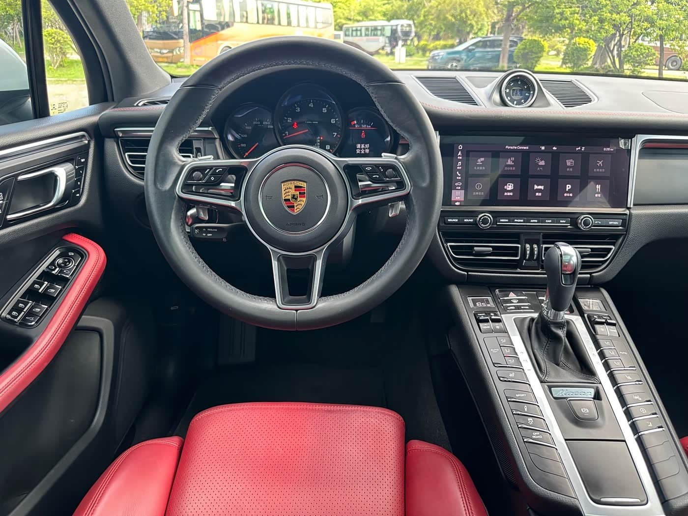 Porsche Macan 2020 — Фото 12/20