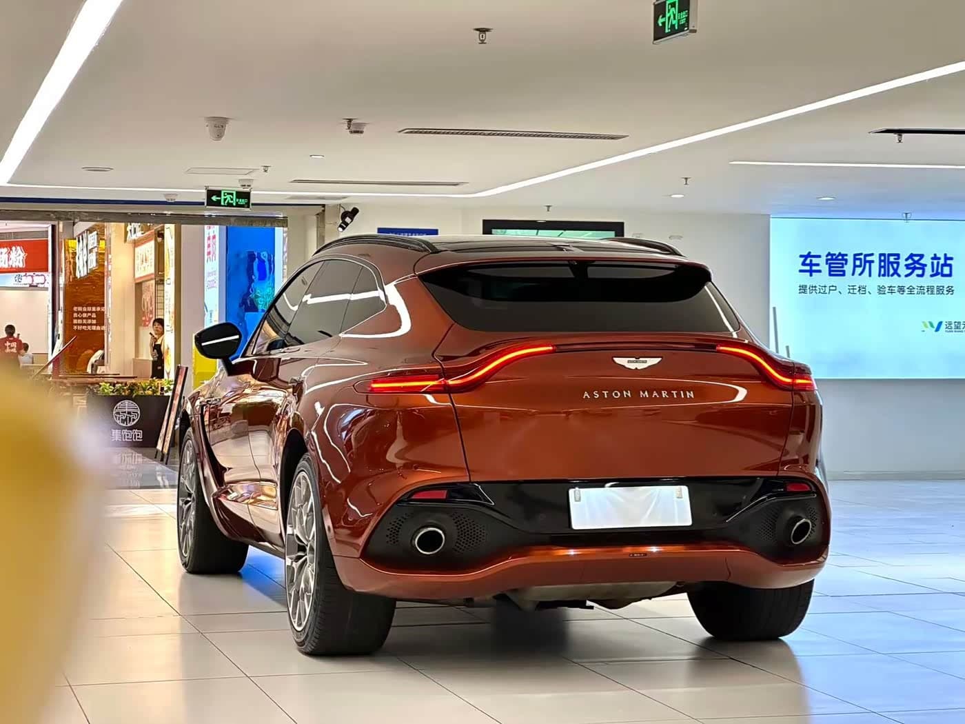 Aston Martin DBX 2021 — Фото 5/20