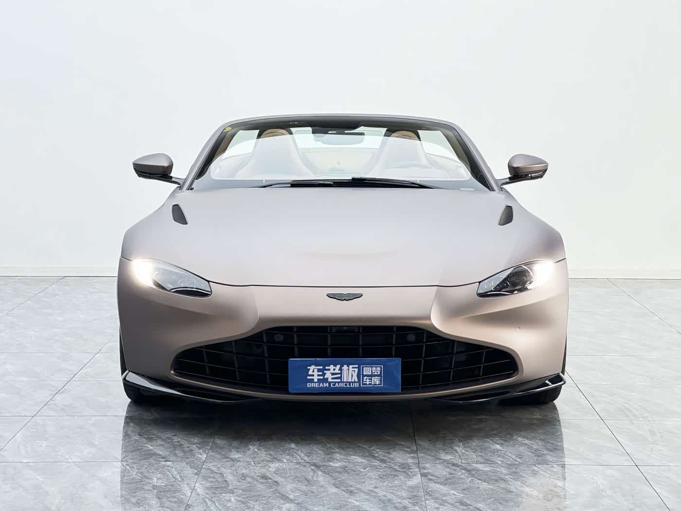 Aston Martin V8 Vantage 2021 — Фото 2/20