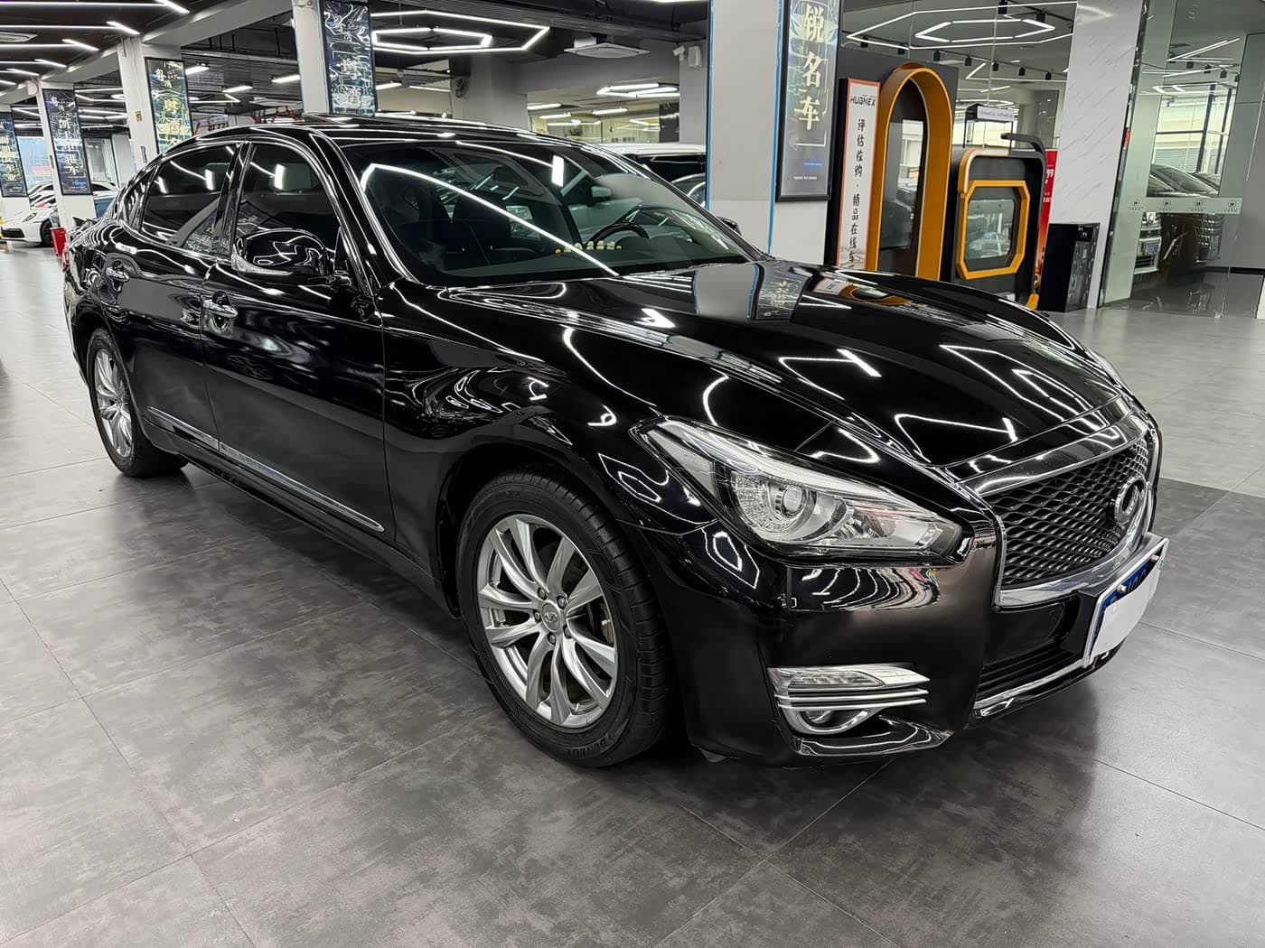 Infiniti Q70 2017 — Фото 3/17