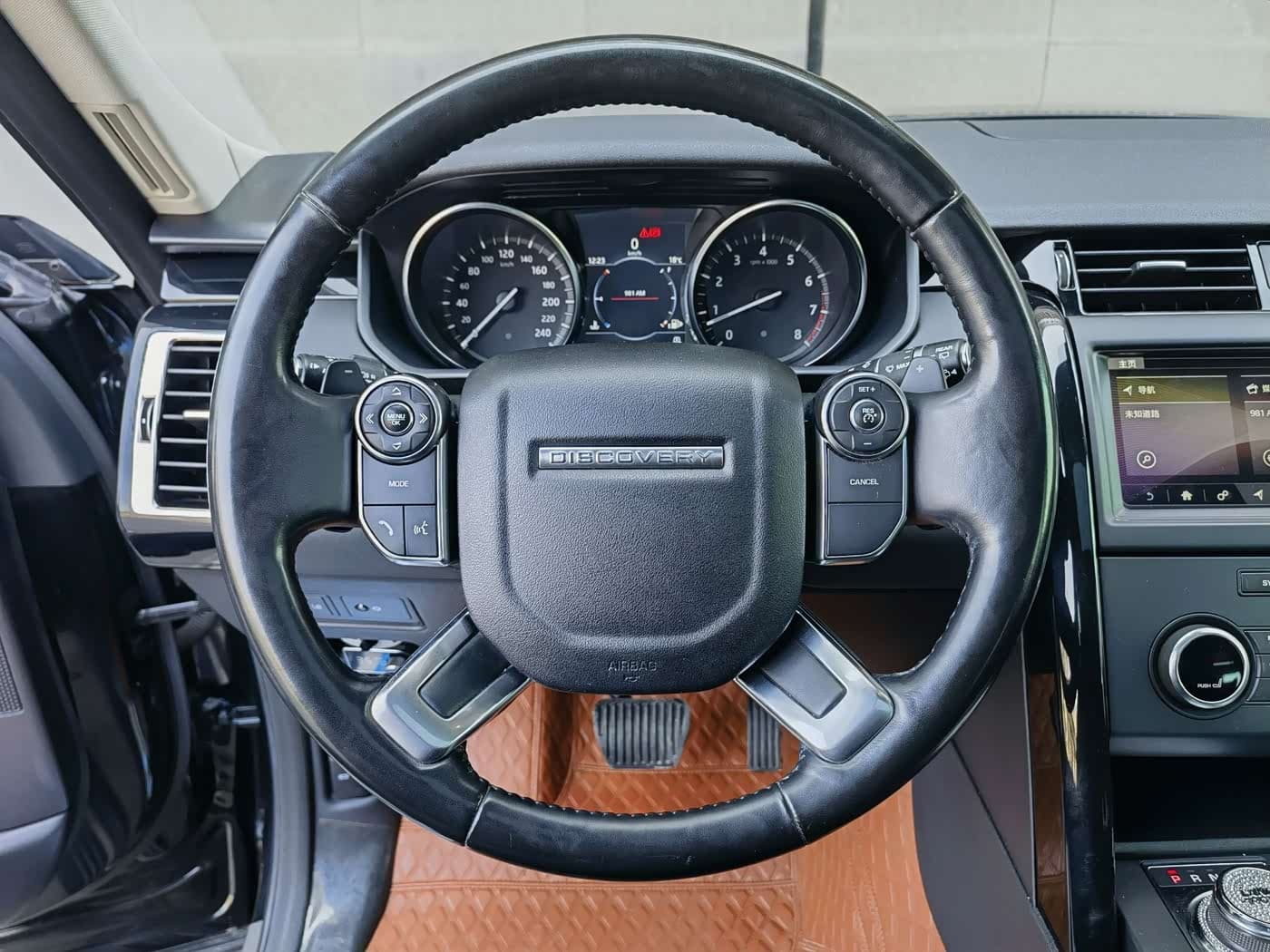 Land Rover Discovery 2018 — Фото 13/15