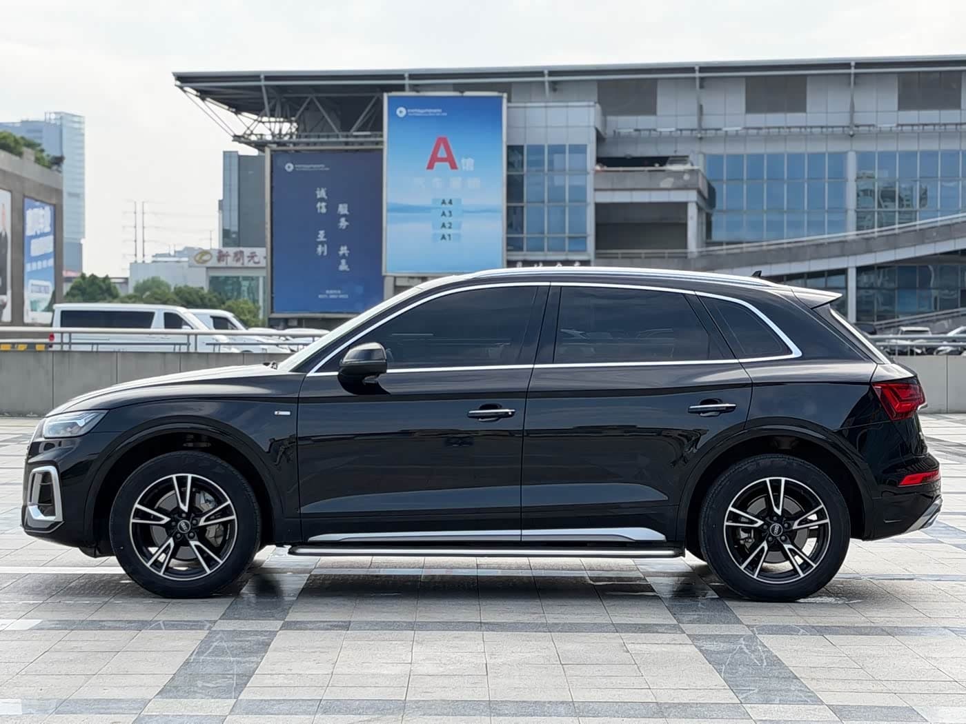 Audi Q5L 2022 — Фото 8/20