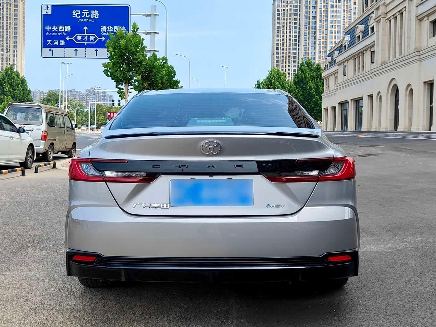 Toyota Camry 2025 — Фото 4/9