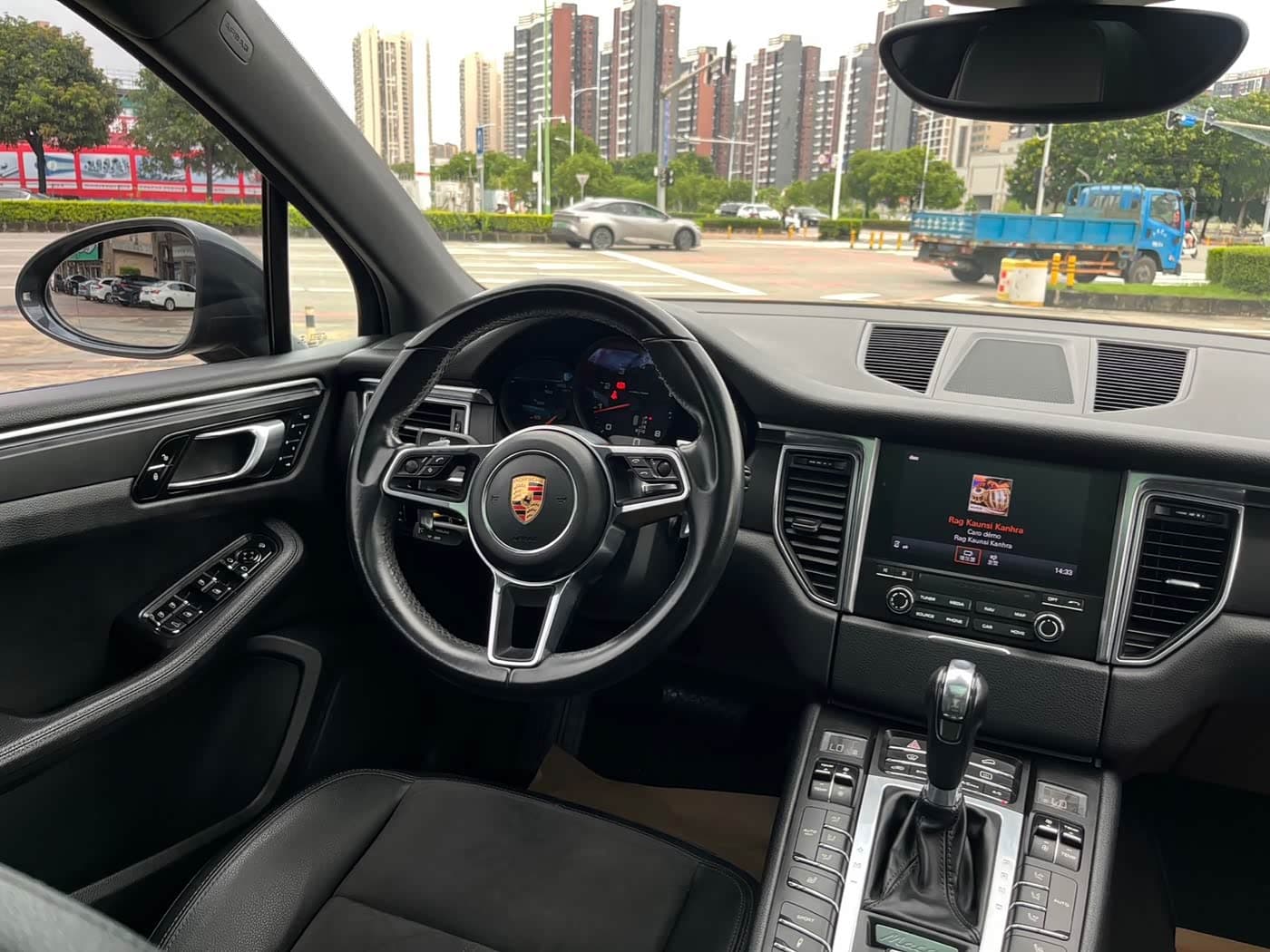 Porsche Macan 2018 — Фото 12/20