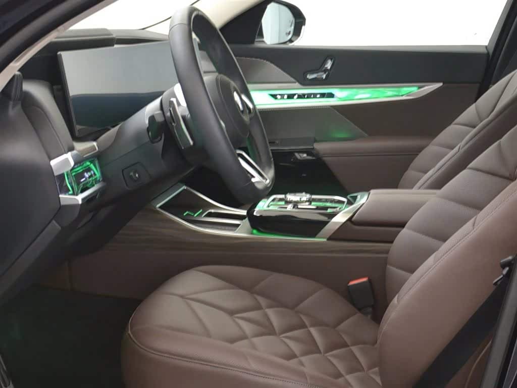 BMW 7 Series 2025 — Фото 10/12