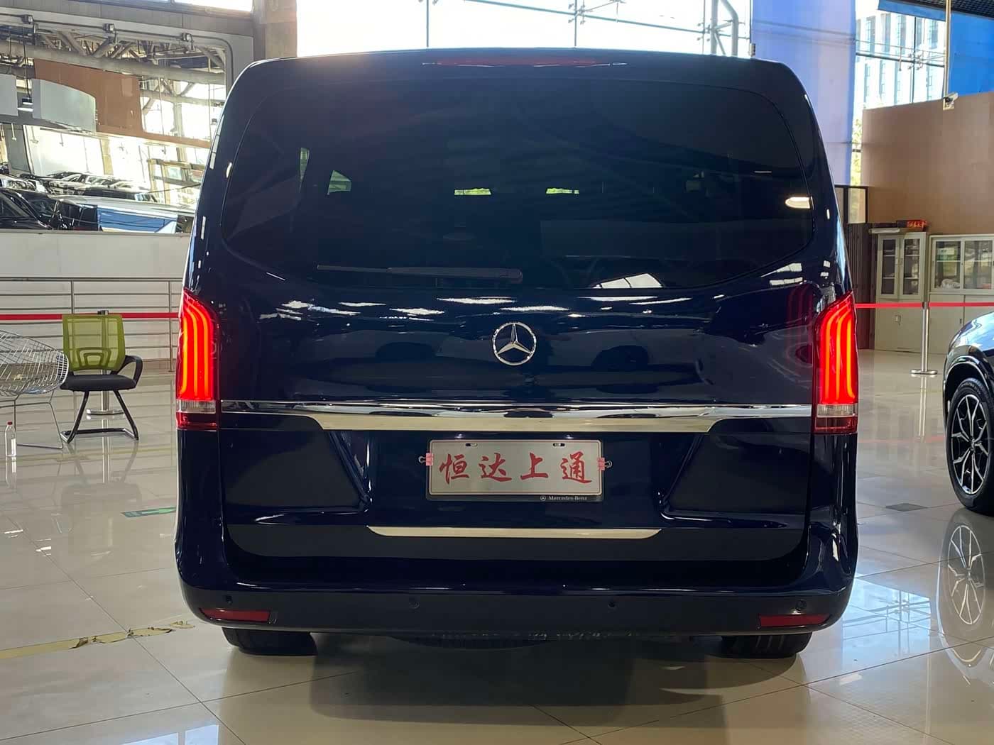 Mercedes-Benz V-Class 2017 — Фото 16/17
