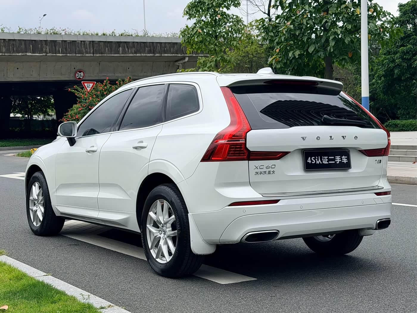 Volvo XC60 2019 — Фото 4/20